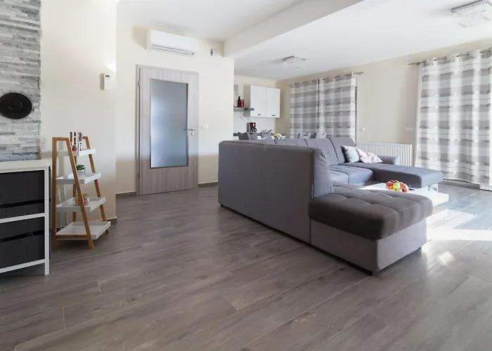 Nicolle Вилла *